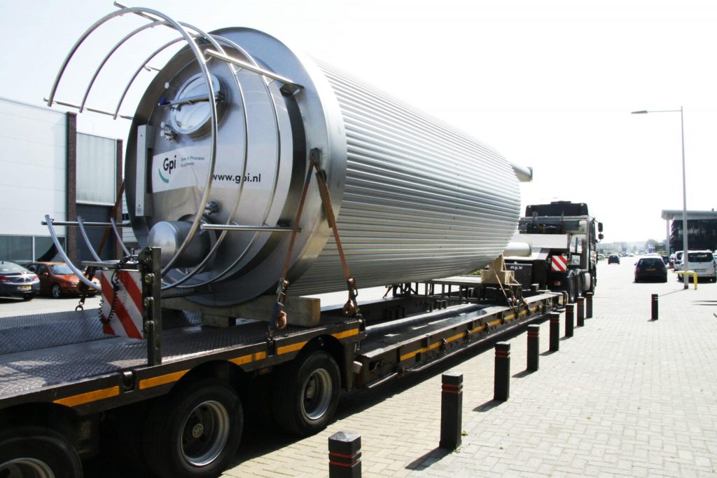 Vanaf Lopik kunnen de tanks over de weg vervoerd worden en vanuit Groot-Ammers direct over het water.