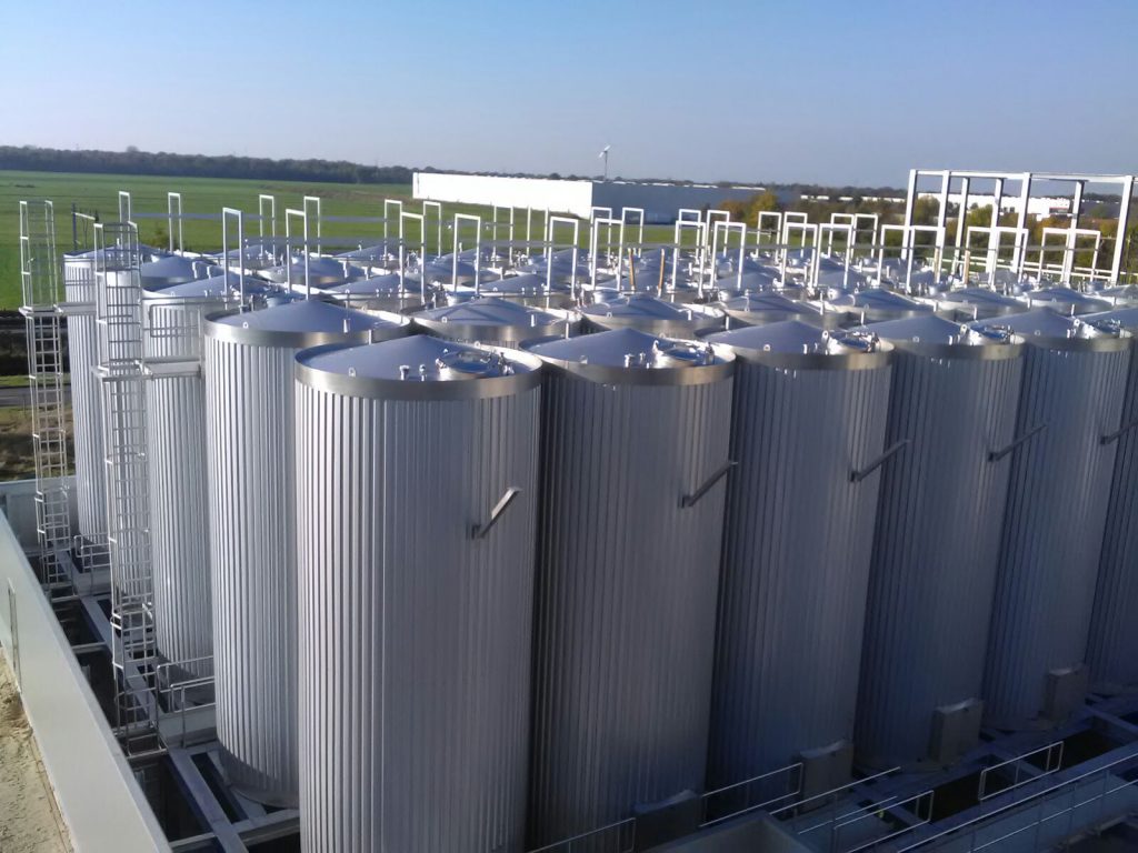 40 storage tanks for oils and fats