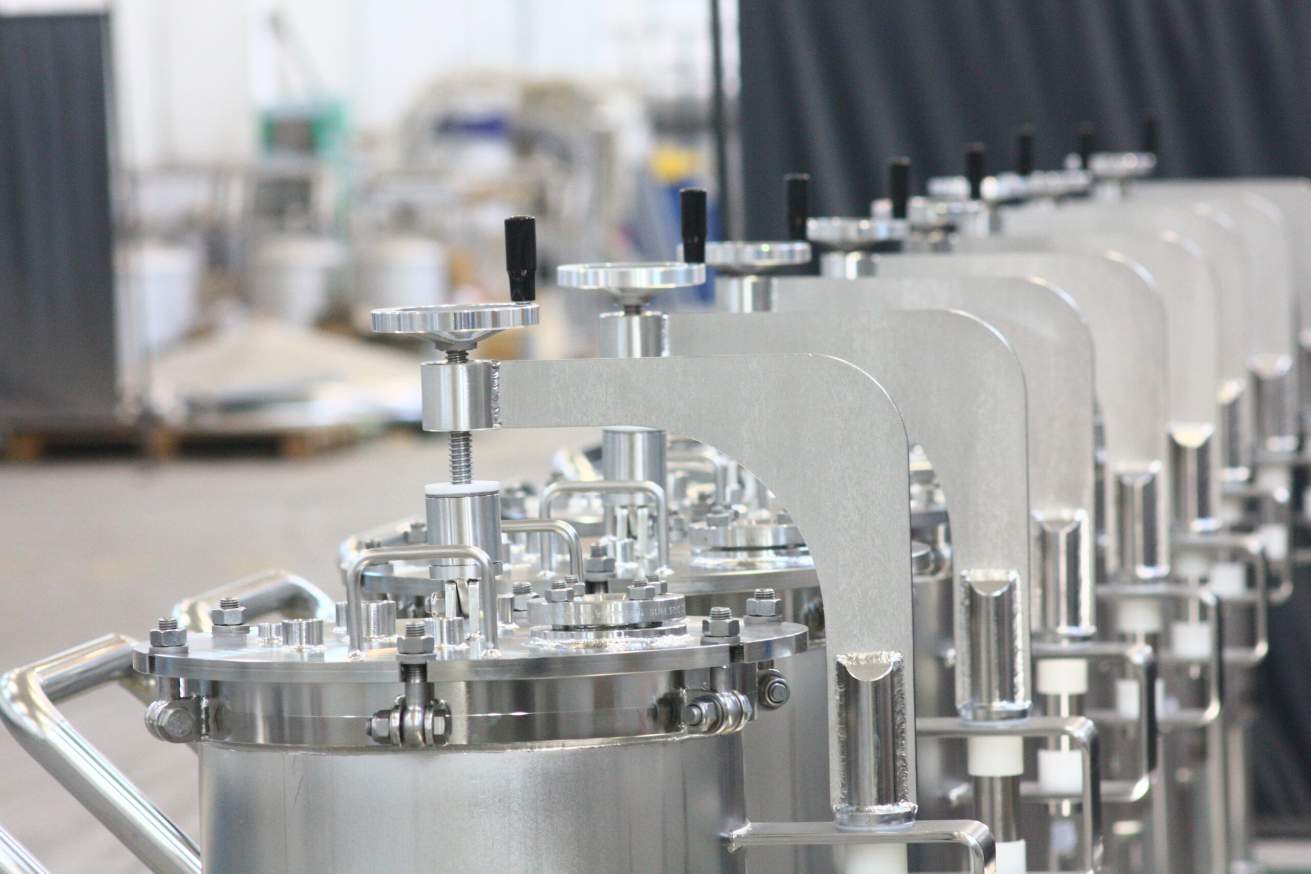Mobile pressure tanks in a row