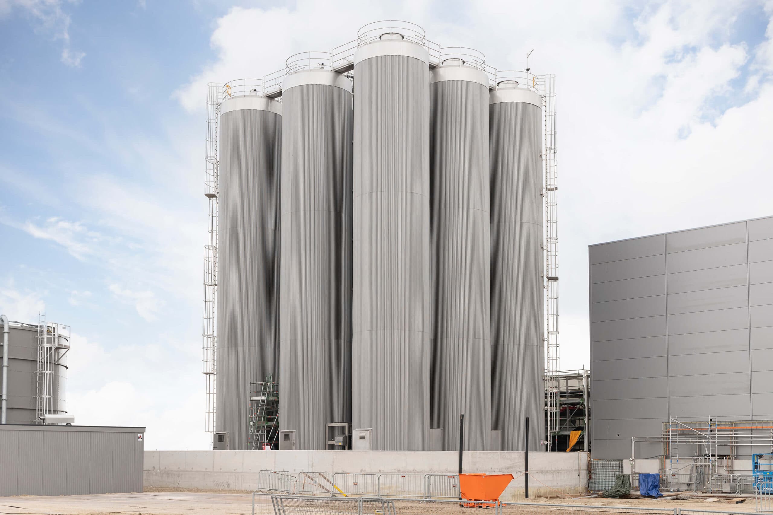 Nine 250 m3 stainless steel tanks for innocent