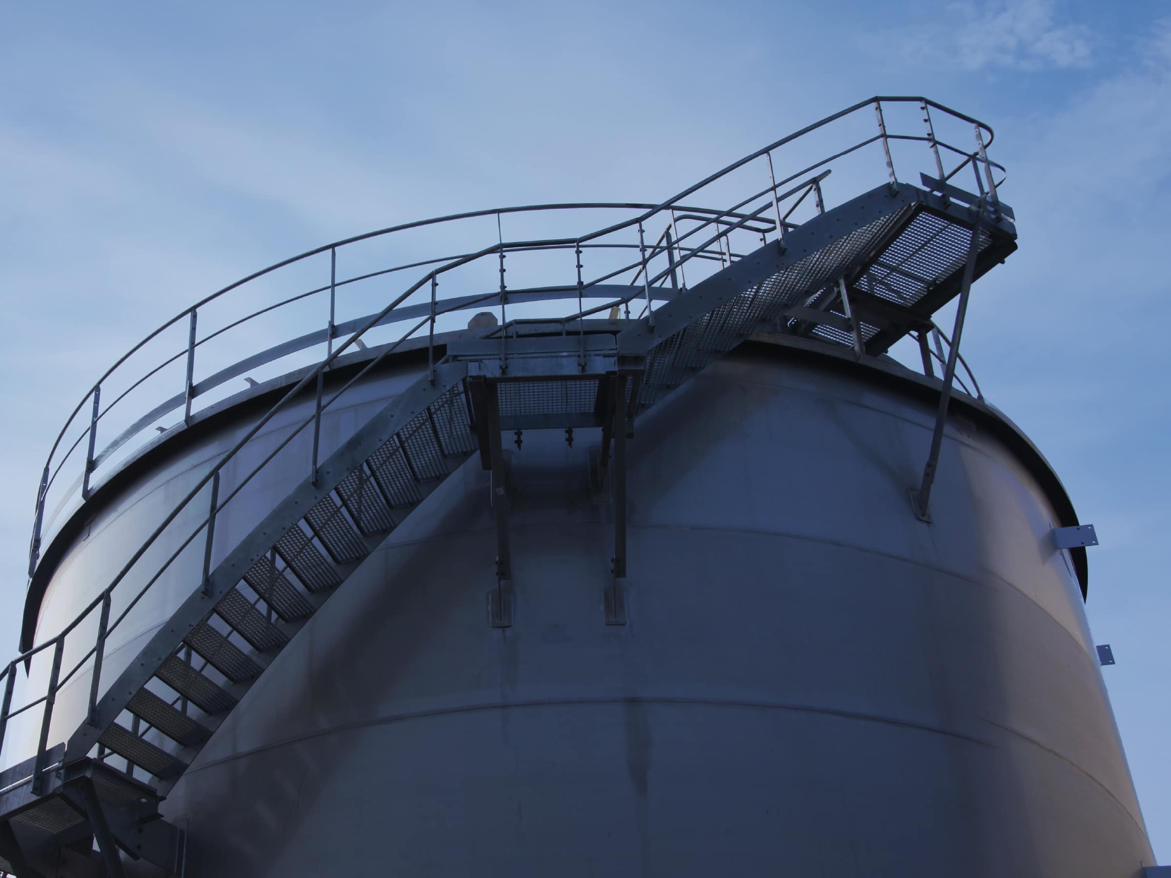 De PGS 29 richtlijn is van toepassing op inrichtingen met ten minste één verticale cilindrische bovengrondse stalen tank welke bestemt is voor de opslag van brandbare vloeistoffen en waarvan de bodem op een fundering rust.