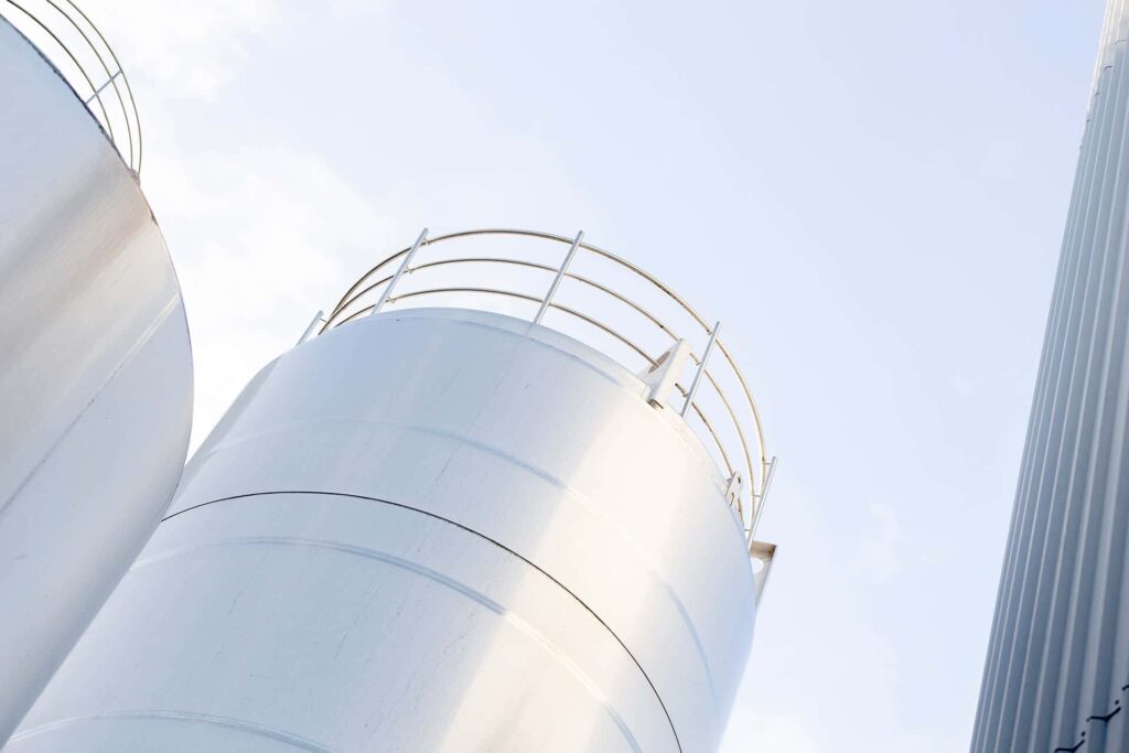 De PGS 29 richtlijn is van toepassing op inrichtingen met ten minste één verticale cilindrische bovengrondse stalen tank welke bestemt is voor de opslag van brandbare vloeistoffen en waarvan de bodem op een fundering rust.