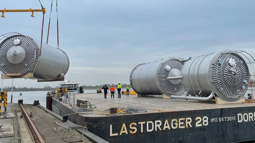 Loading stainless steel tanks onto a vessel for transport