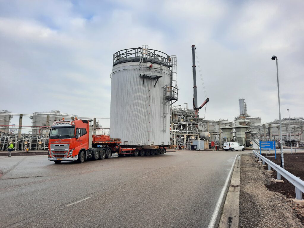 Transport eines Gpi Edelstahltanks auf einem Schwertransport-Trailer