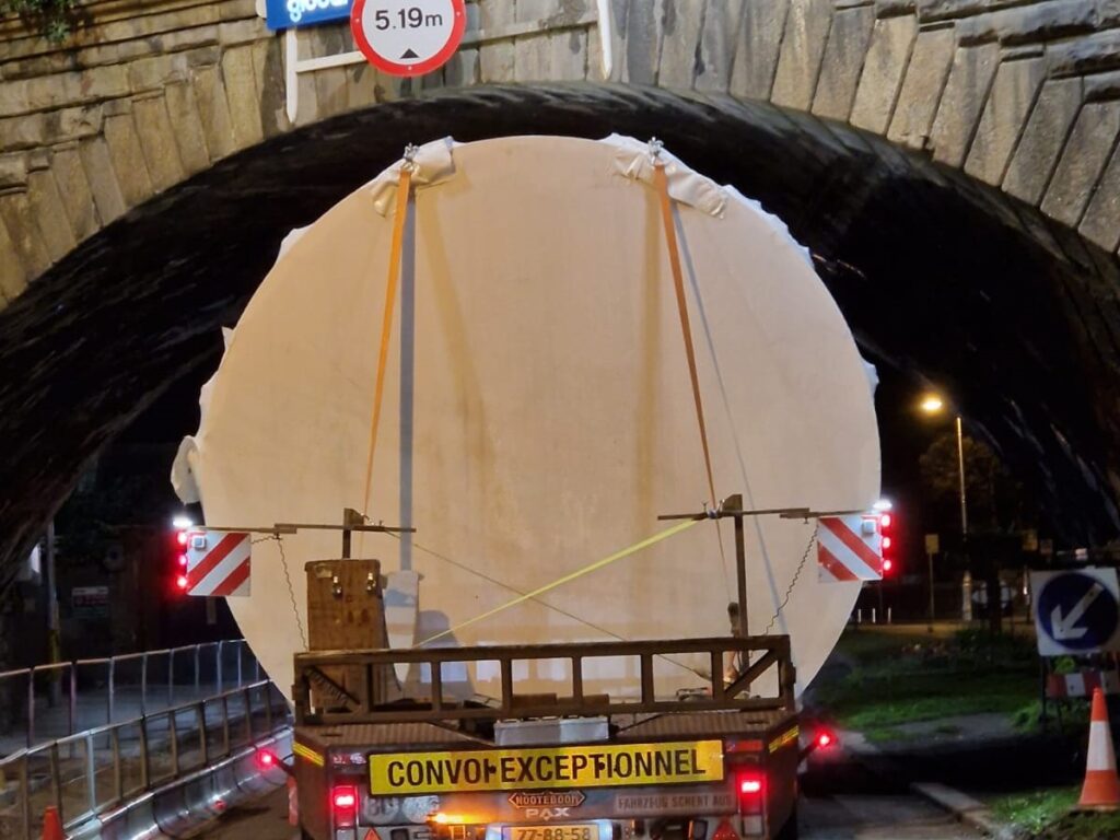 Exceptional transport of stainless steel tanks by truck to the customer