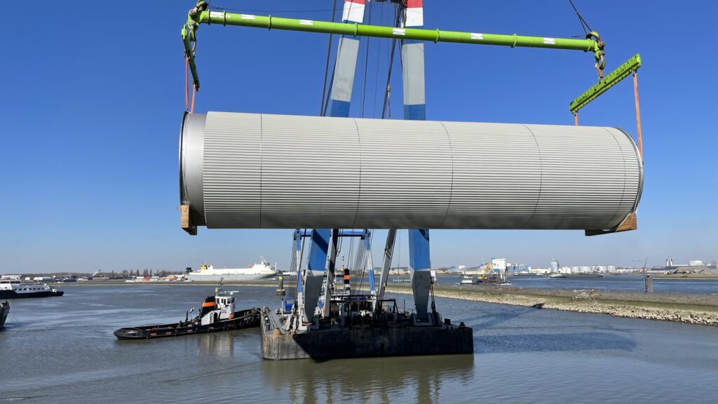 Lifting a stainless steel tank during transport to the customer site